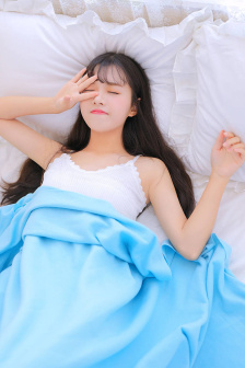 皎若云间月